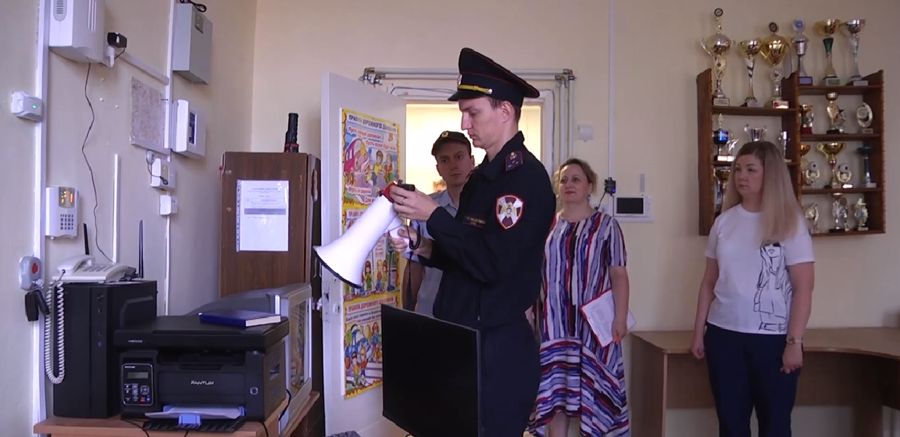 В Свердловской области росгвардейцы проверяют безопасность дошкольных и образовательных учреждений к новому учебному году (видео)