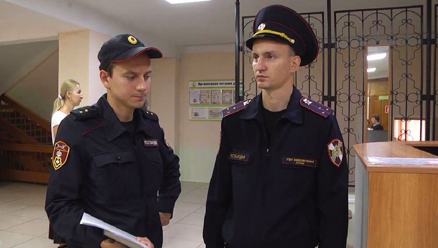 На Среднем Урале росгвардейцы рассказали представителям СМИ о приёмке образовательных учреждений к новому учебному году (видео)