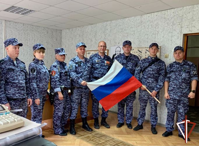 На Среднем Урале росгвардейцы приняли участие в патриотических мероприятиях, приуроченных к празднованию Дня Российского флага