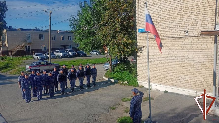 На Среднем Урале росгвардейцы приняли участие в патриотических мероприятиях, приуроченных к празднованию Дня Российского флага