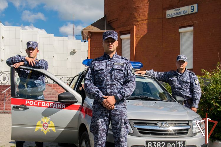На Среднем Урале росгвардейцы пришли на помощь двум местным жительницам и ребенку, отравившихся лакокрасочными материалами (видео)