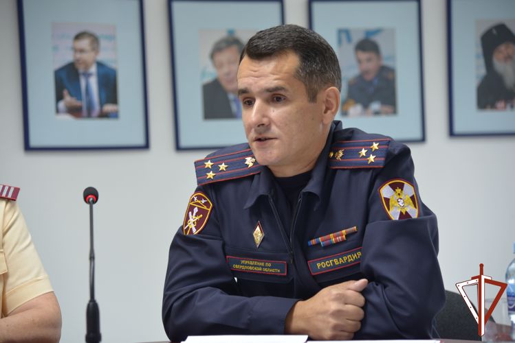 На Среднем Урале офицер Росгвардии принял участие в пресс-конференции по вопросам обеспечения безопасности образовательных учреждений (видео)