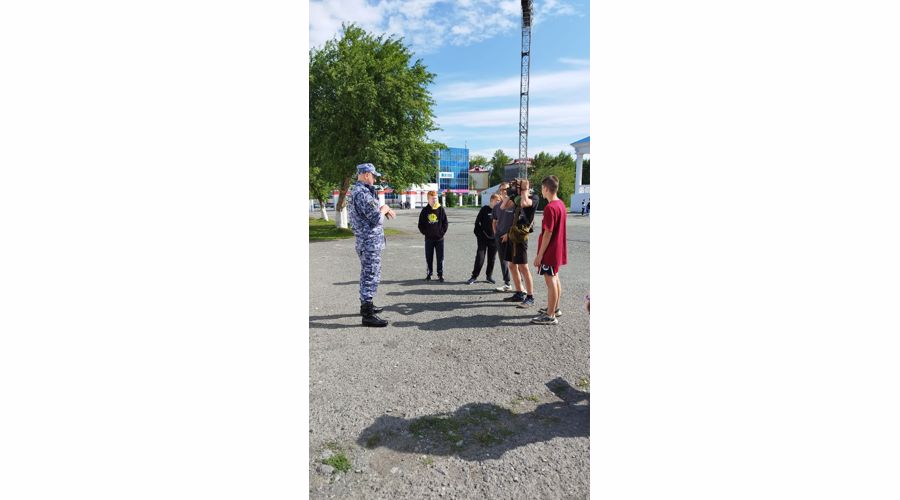 На Среднем Урале в росгвардейцы приняли участие в торжественной церемонии закрытия школьных трудовых отрядов