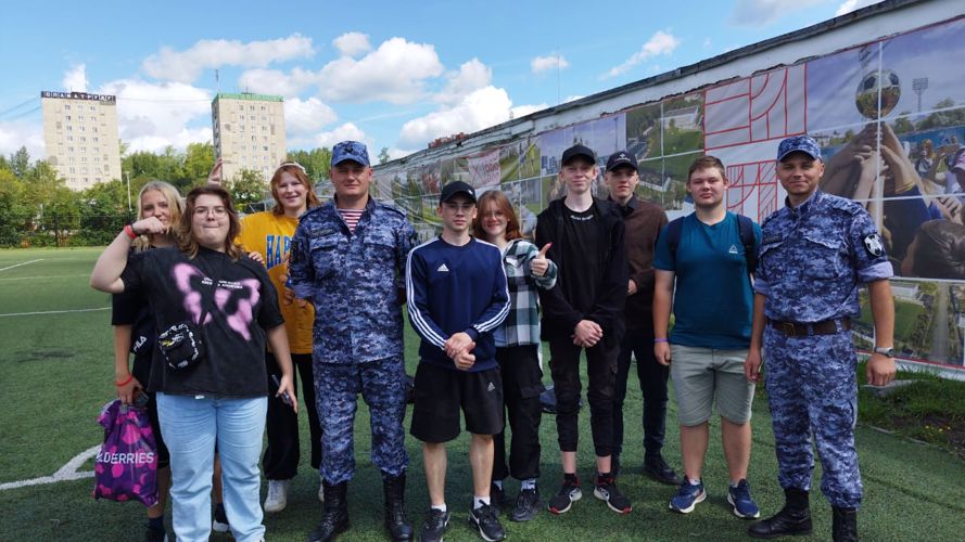На Среднем Урале в росгвардейцы приняли участие в торжественной церемонии закрытия школьных трудовых отрядов