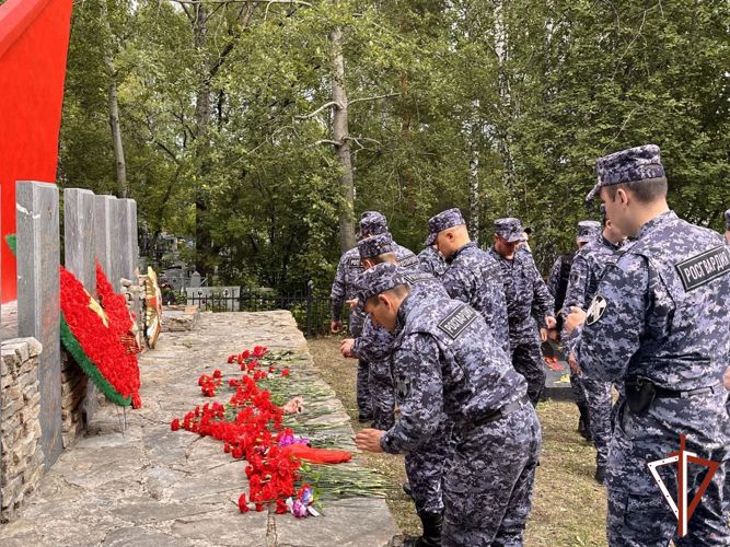На Среднем Урале росгвардейцы почтили память воинов, павших в ходе Курской битвы