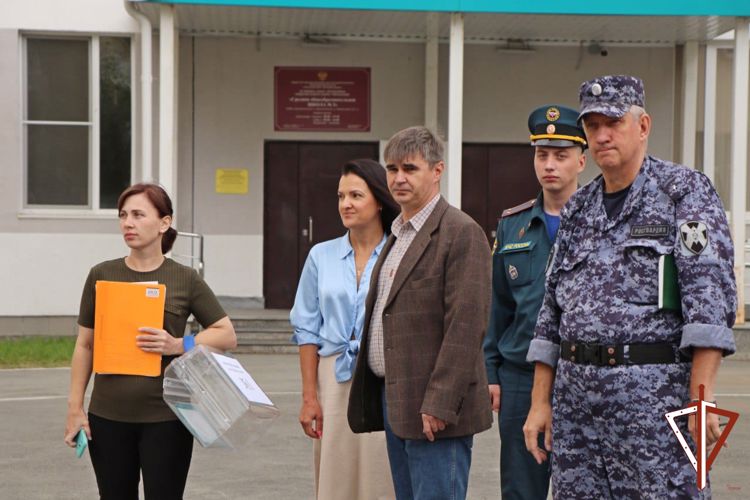 На Среднем  Урале сотрудники Росгвардии проверяют избирательные участки накануне выборов