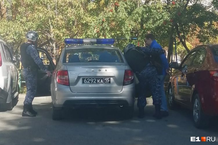 В Екатеринбурге сотрудники Росгвардии оказали содействие участковому в вызволении девушки из запертой квартиры
