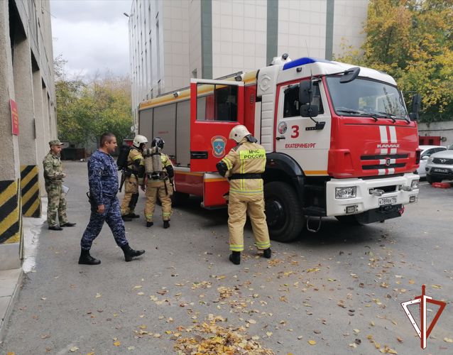 Росгвардия и МЧС в Екатеринбурге отработали взаимодействие при возникновении пожара на собственном объекте