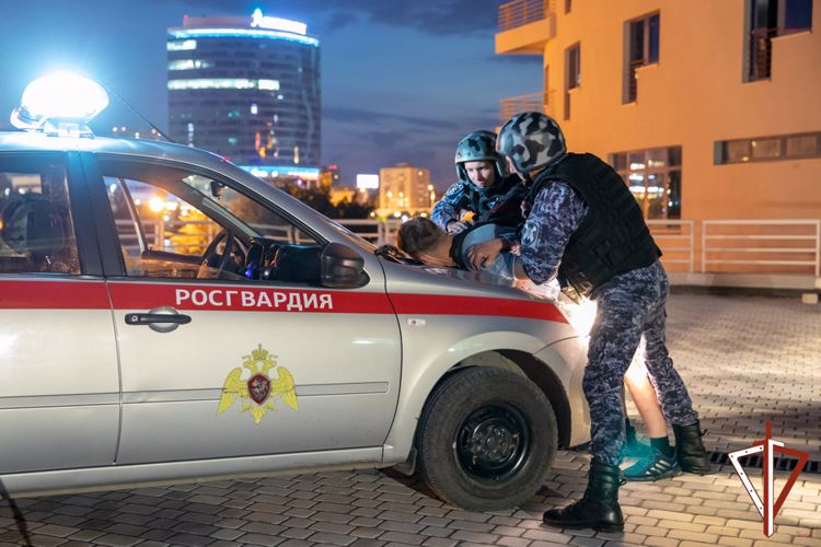 В Екатеринбурге росгвардейцы задержали мужчину, находящегося в федеральном розыске