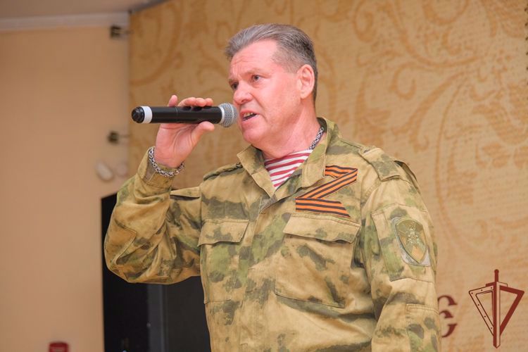 На Урале военнослужащие Росгвардии поздравили пожилых людей с праздником