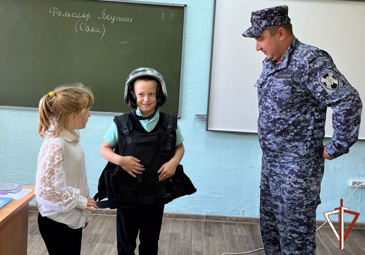 В Свердловской области росгвардейцы провели для школьников урок безопасности