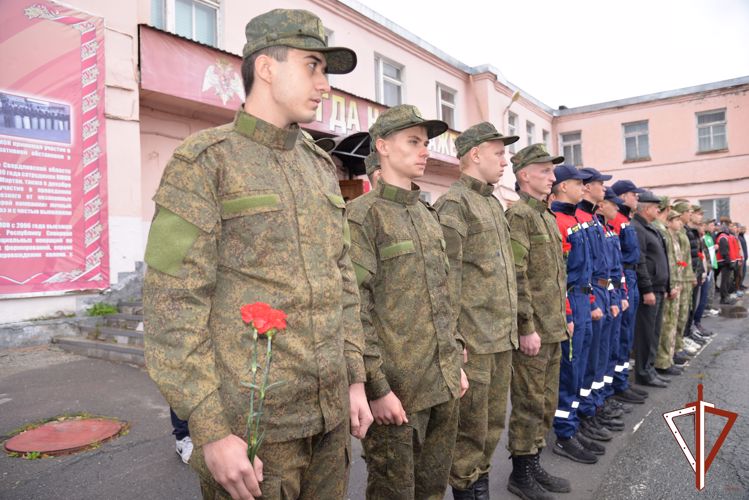 В Екатеринбурге бойцы ОМОН Росгвардии провели для студентов и старшеклассников военизированную эстафету 