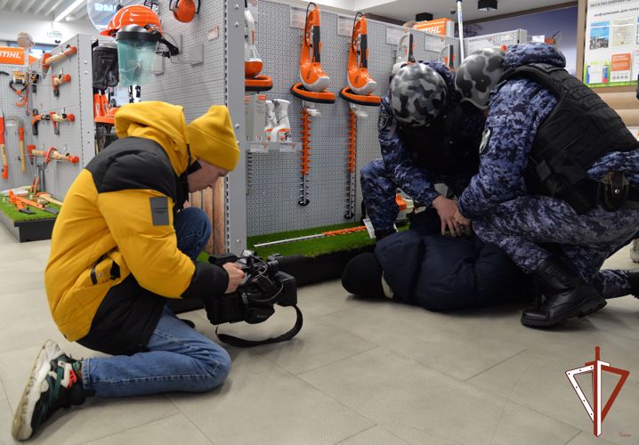 На Среднем Урале в преддверии дня вневедомственной охраны росгвардейцы организовали для журналистов пресс-тур