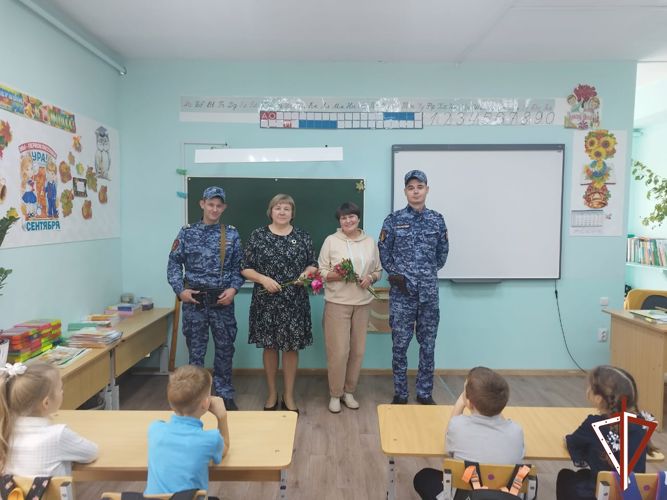 На Среднем Урале росгвардейцы поздравили учителей с профессиональным праздником (видео)