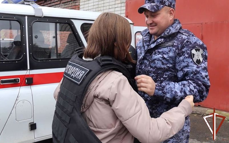 В Свердловской области дочка сотрудника Росгвардии приняла участие в акции, посвященной празднованию Дня отца (видео)