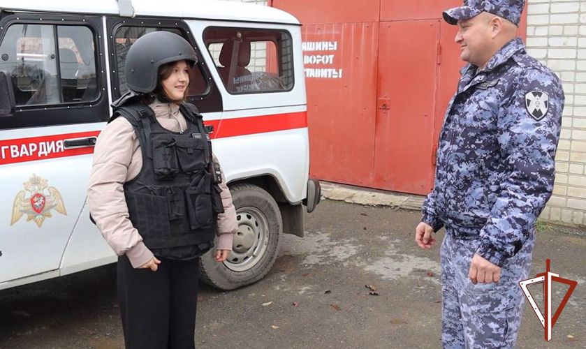 В Свердловской области дочка сотрудника Росгвардии приняла участие в акции, посвященной празднованию Дня отца (видео)