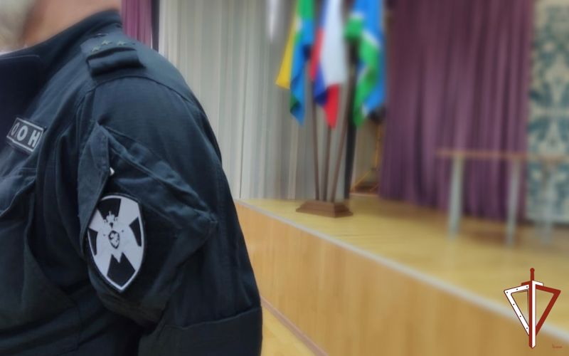 Сотрудники ОМОН «Топаз» Управления Росгвардии по Свердловской области провели Урок мужества для екатеринбургских школьников