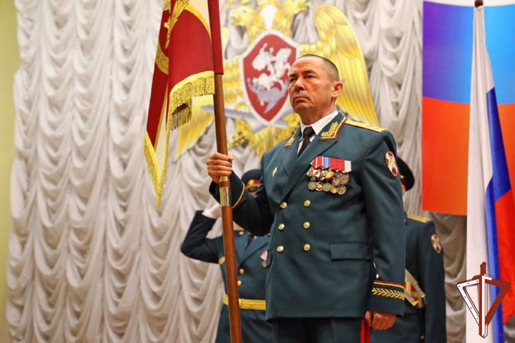 Генерал-полковник Сергей Бойко вручил личный штандарт командующего Уральским округом войск национальной гвардии Российской Федерации генерал-лейтенанту Владимиру Спиридонову