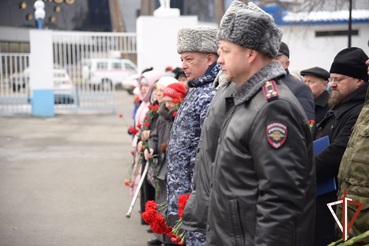 На Среднем Урале сотрудники Росгвардии почтили память погибших сослуживцев