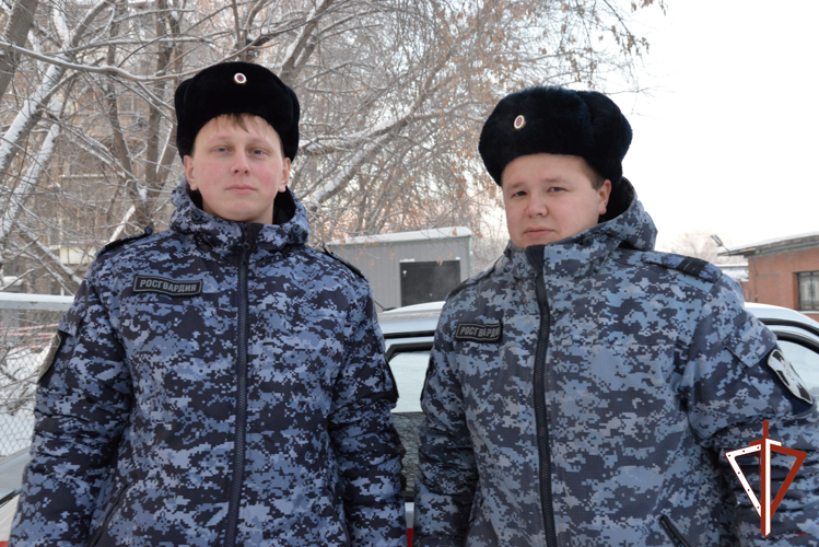 Экипаж Росгвардии пришел на помощь попавшей в трудную ситуацию на дороге в сильный мороз жительнице Екатеринбурга