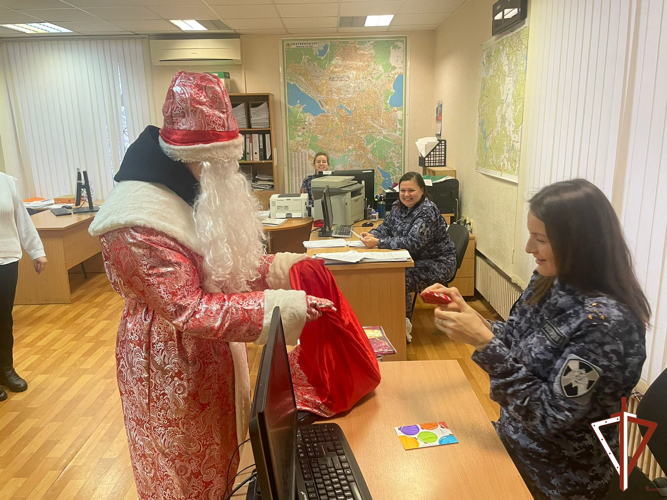 В Екатеринбурге юные общественники поздравили росгвардейцев с наступающим Новым годом