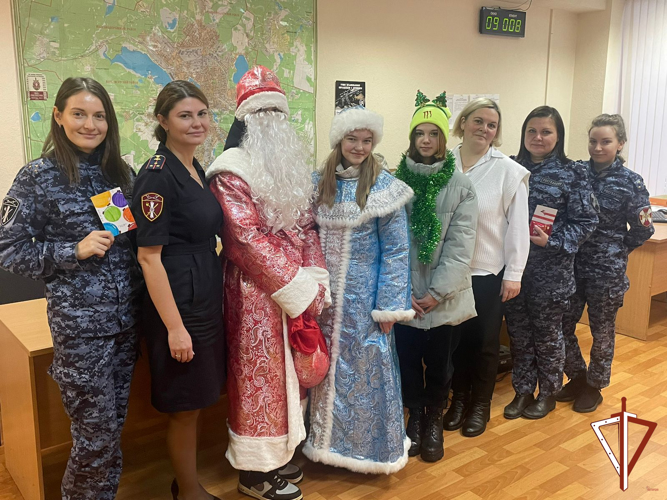 В Екатеринбурге юные общественники поздравили росгвардейцев с наступающим Новым годом