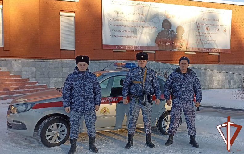 Росгвардейцы вывели из горящего дома пожилых граждан на Среднем Урале