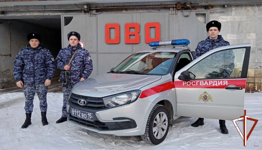 На Среднем Урале росгвардейцы помогли местному жителю потушить возгорание его автомобиля  