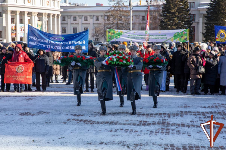 Заместитель командующего Уральским округом Росгвардии возложил цветы к мемориалу «Черный тюльпан» в столице Урала