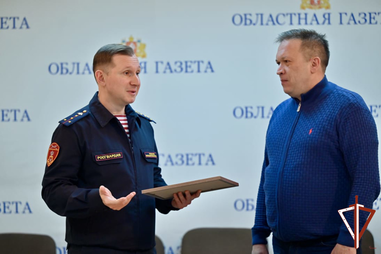 Представители региональных СМИ Свердловской области поздравили сотрудников пресс-службы Росгвардии с профессиональным праздником