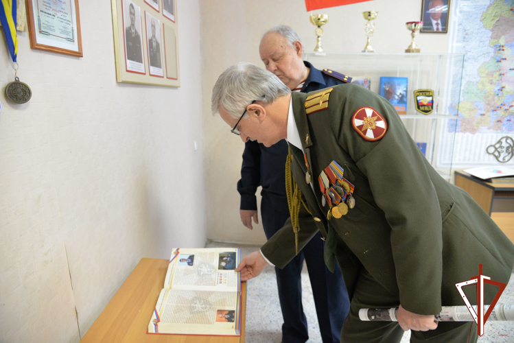 В Екатеринбурге росгвардейцы встретились с ветераном войск правопорядка, выполнявшим интернациональный долг