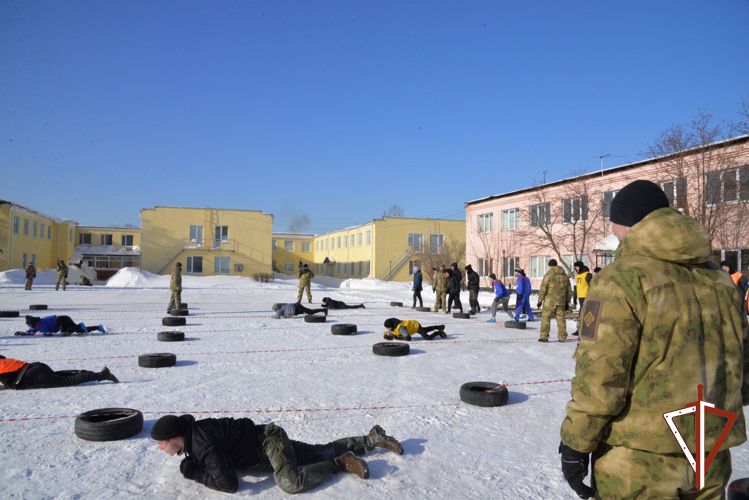 В Екатеринбурге бойцы ОМОН Росгвардии организовали для школьников военизированную эстафету 
