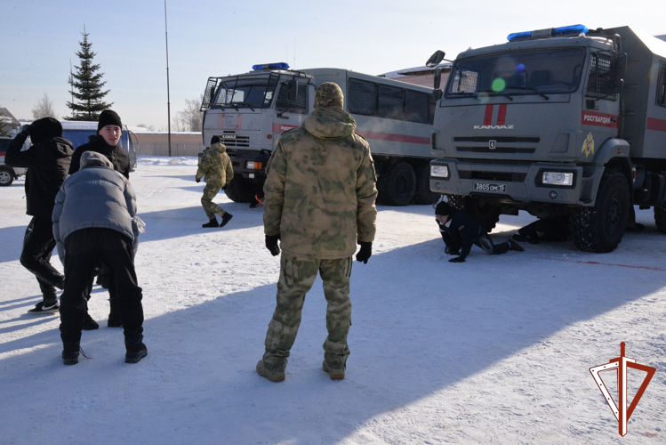 В Екатеринбурге бойцы ОМОН Росгвардии организовали для школьников военизированную эстафету 