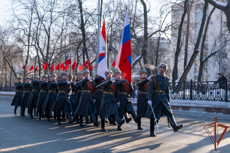 Росгвардейцы возложили цветы к памятнику легендарному маршалу Победы – Георгию Жукову в Екатеринбурге