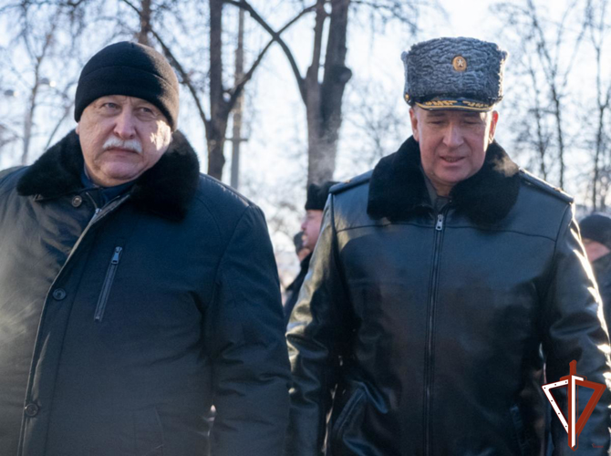 Росгвардейцы возложили цветы к памятнику легендарному маршалу Победы – Георгию Жукову в Екатеринбурге