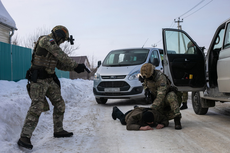 На Среднем Урале при содействии ОМОН Росгвардии задержаны рецидивисты, пытавшиеся похитить более полумиллиона рублей из банкомата