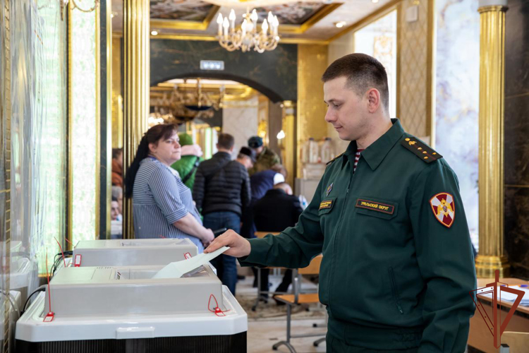 Уральский округ Росгвардии принимает участие в голосовании на выборах президента России