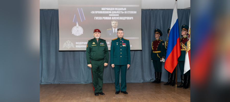 Заместитель директора Росгвардии генерал-полковник Алексей Воробьев вручил награды военным врачам главного госпиталя ведомства и навестил раненых росгвардейцев