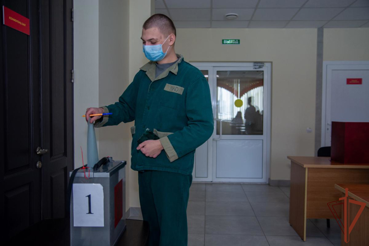 Уральский округ Росгвардии принимает участие в голосовании на выборах президента России