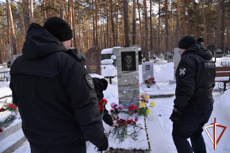 В Екатеринбурге бойцы ОМОН Росгвардии почтили память погибших товарищей