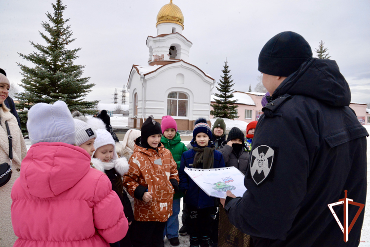 В Екатеринбурге бойцы ОМОН Росгвардии организовали для школьников познавательную экскурсию в рамках ведомственной акции «Неделя Мужества» 