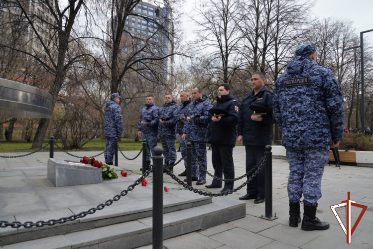 На Среднем Урале росгвардейцы почтили память героев - чернобыльцев
