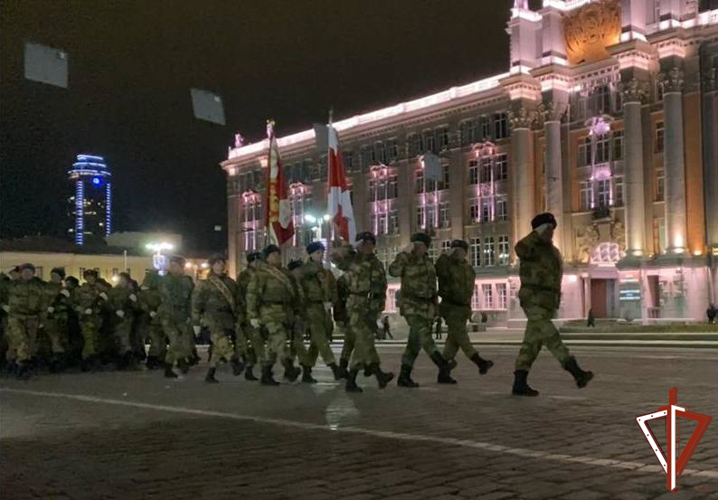 Росгвардейцы приняли участие в ночной репетиции парада Победы в Екатеринбурге 