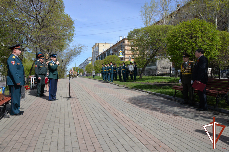 Росгвардейцы поздравили с днем Победы ветерана Великой Отечественной войны в Екатеринбурге 