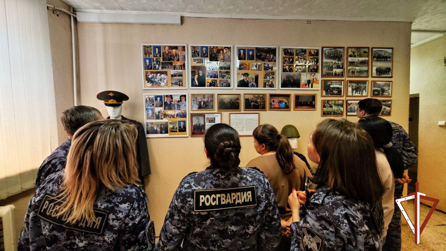 Сотрудники Росгвардии в Екатеринбурге поздравили с профессиональным праздником руководителя ведомственного музея