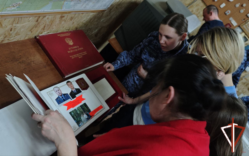 Сотрудники Росгвардии в Екатеринбурге поздравили с профессиональным праздником руководителя ведомственного музея