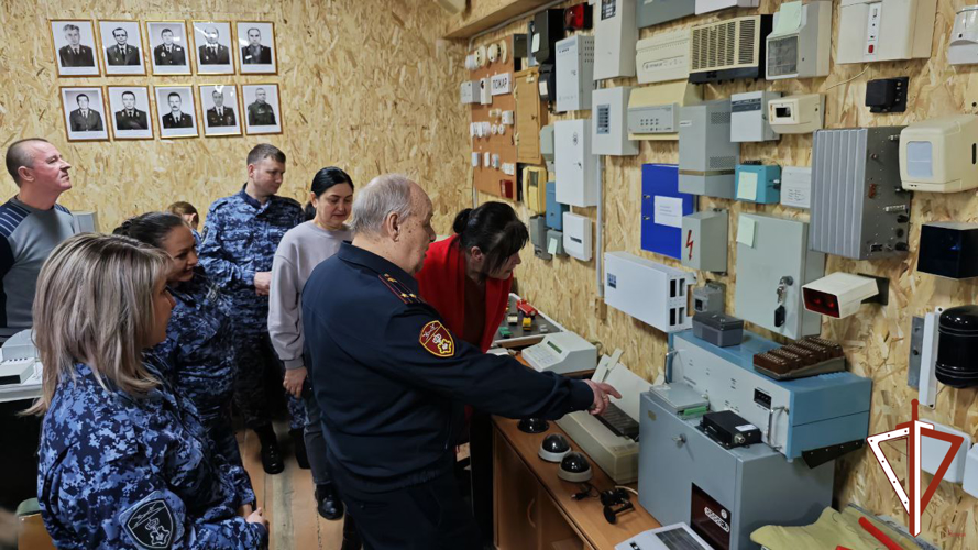 Сотрудники Росгвардии в Екатеринбурге поздравили с профессиональным праздником руководителя ведомственного музея