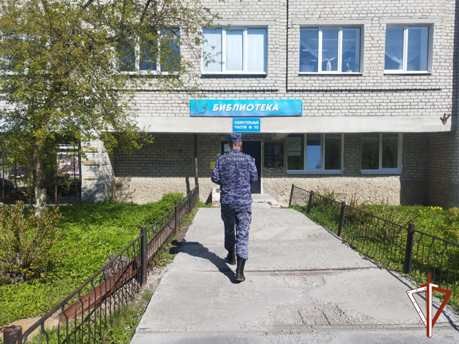 Росгвардейцы на Среднем Урале пополнили фонд городской библиотеки
