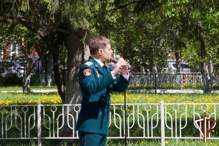 На Урале росгвардейцы поздравили с днем защиты детей пациентов Областной детской клинической больницы