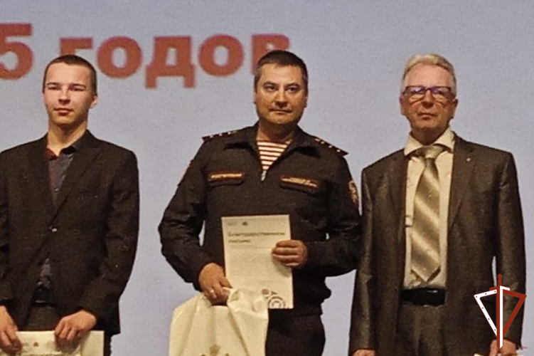 Росгвардеец в Екатеринбурге отмечен благодарностью Департамента образования 
